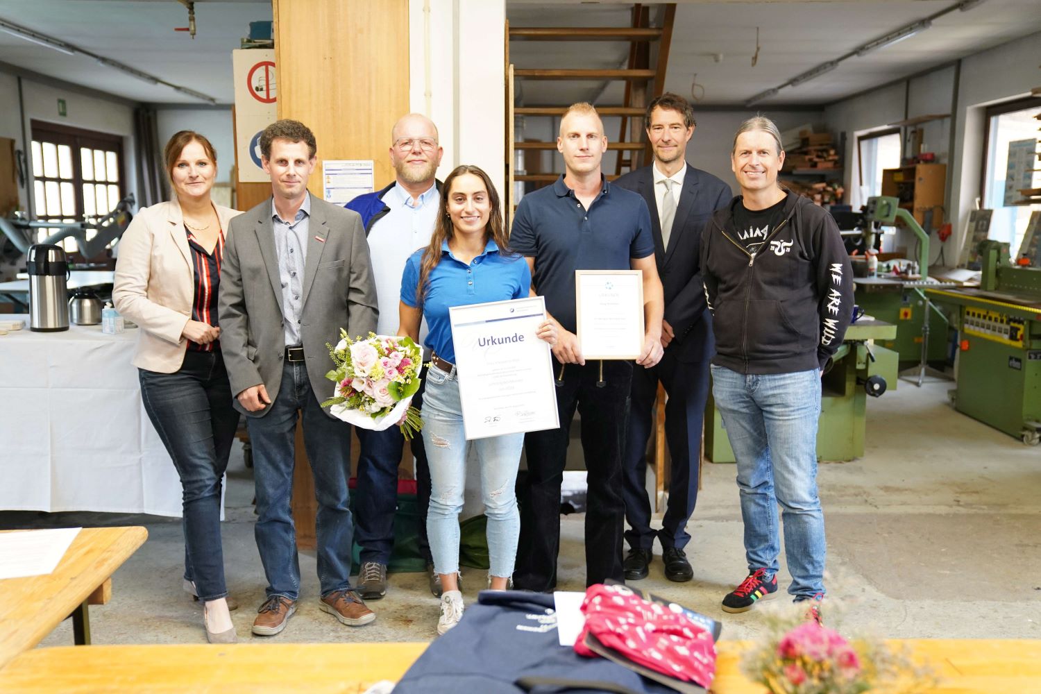 Von links: Anett Kuykendall, Holger Faust, Dirk Schiefer, Kleopatra Kl&uuml;h, J&ouml;rg  Schiefer, Matthias Schober und Berufsschullehrer Dirk M&uuml;ller.