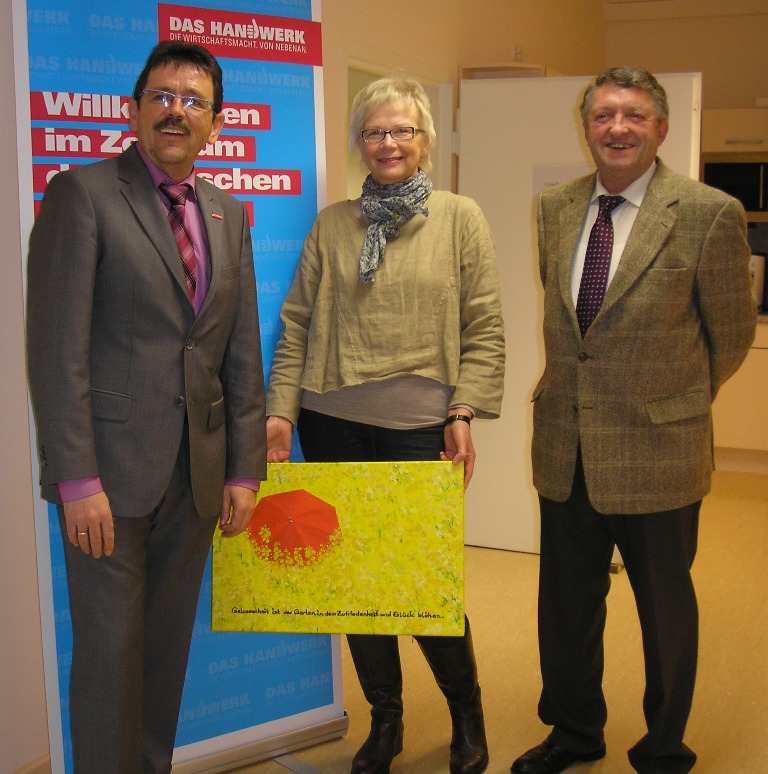 von links: Geschäftsführer Klaus Zeller, Ursula Diebel und Kreishandwerksmeister Ottmar Hutzenlaub
