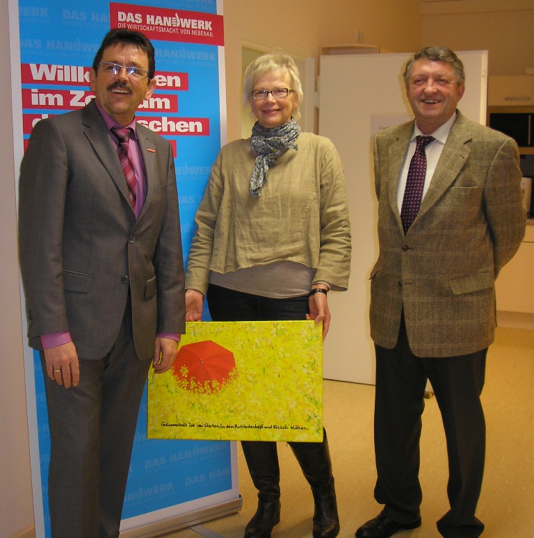 von links: Gesch&auml;ftsf&uuml;hrer Klaus Zeller, Ursula Diebel und Kreishandwerksmeister Ottmar Hutzenlaub