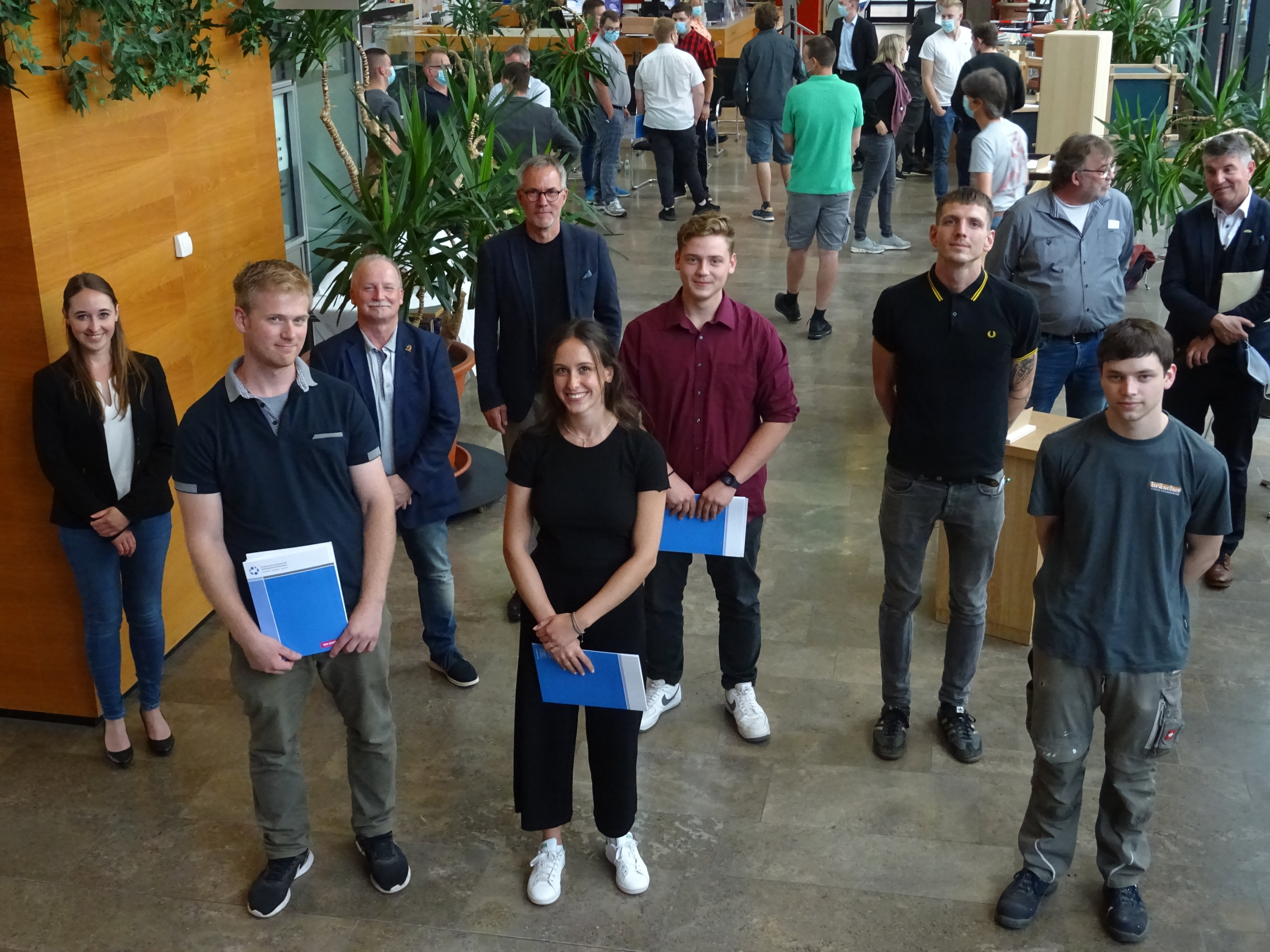von links: Jurymitglied Sabrina Lauer, Philip Mathis, Jurymitglieder Olaf Ullmann und Claus Rollmann, Siegerin Lena Ost, Felix Gudera, Fabian Wösthoff und Tobias Zahn. 