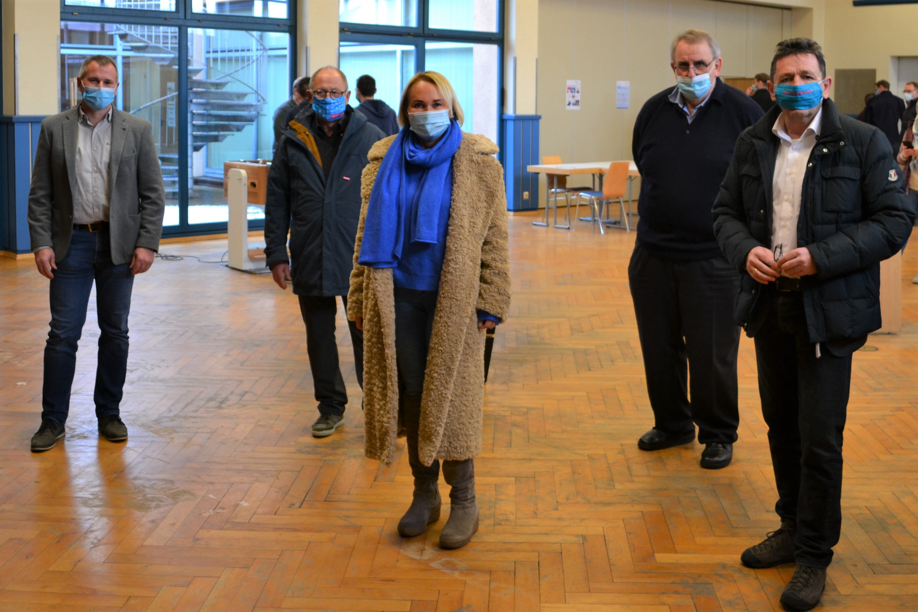 Bildunterschrift: von links: Heiko Schreiber (Prüfungskommission), Joachim Wagner (stv. Kreishandwerksmeister), Esther Hummel (Kreishandwerksmeisterin), Rudolf Wald (Vorsitzender des Prüfungsausschusses) und Klaus Zeller (Geschäftsführer der Kreishandwerkerschaft Gelnhausen-Schlüchtern)