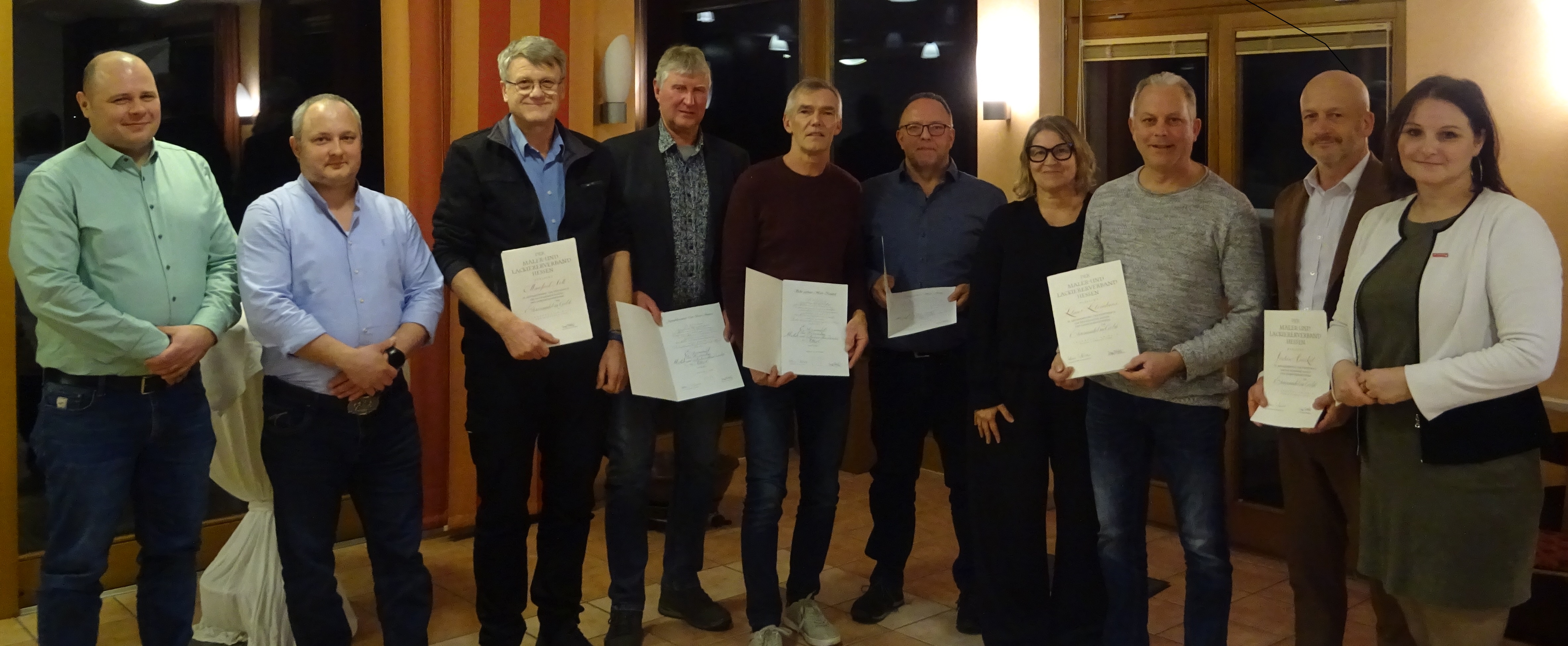 Von links:Obermeister Alexander Thiele, stv. OM Ulrich R&ouml;der, Manfred Noll, Bernd Heil, Heiko Kn&uuml;ttel, Thomas Kolb, Inge Totzke, Gesch&auml;ftsf&uuml;hrerin des Verbandes Farbe Gestaltung Bautenschutz Hessen, Klaus Kleinhens, Jochen Honikel und Anett Kuykendall, Gesch&auml;ftsf&uuml;hrerin der Kreishandwerkerschaft Gelnhausen-Schl&uuml;chtern