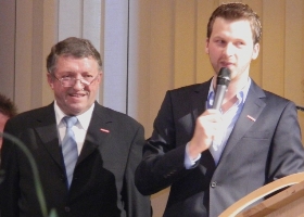 Kreishandwerksmeister Ottmar Hutzenlaub (links) und Moderator Johannes Zenglein