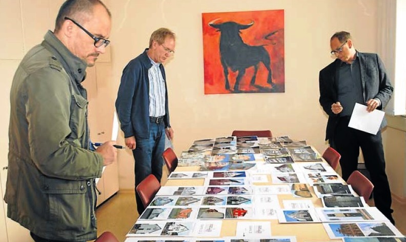 Andreas Hänsel, Reinhard Hauck und Ralf Dreßbach (von links) wählen aus den Bewerbungen die sechs schönsten Fassaden aus. Foto: Laura Zirkel