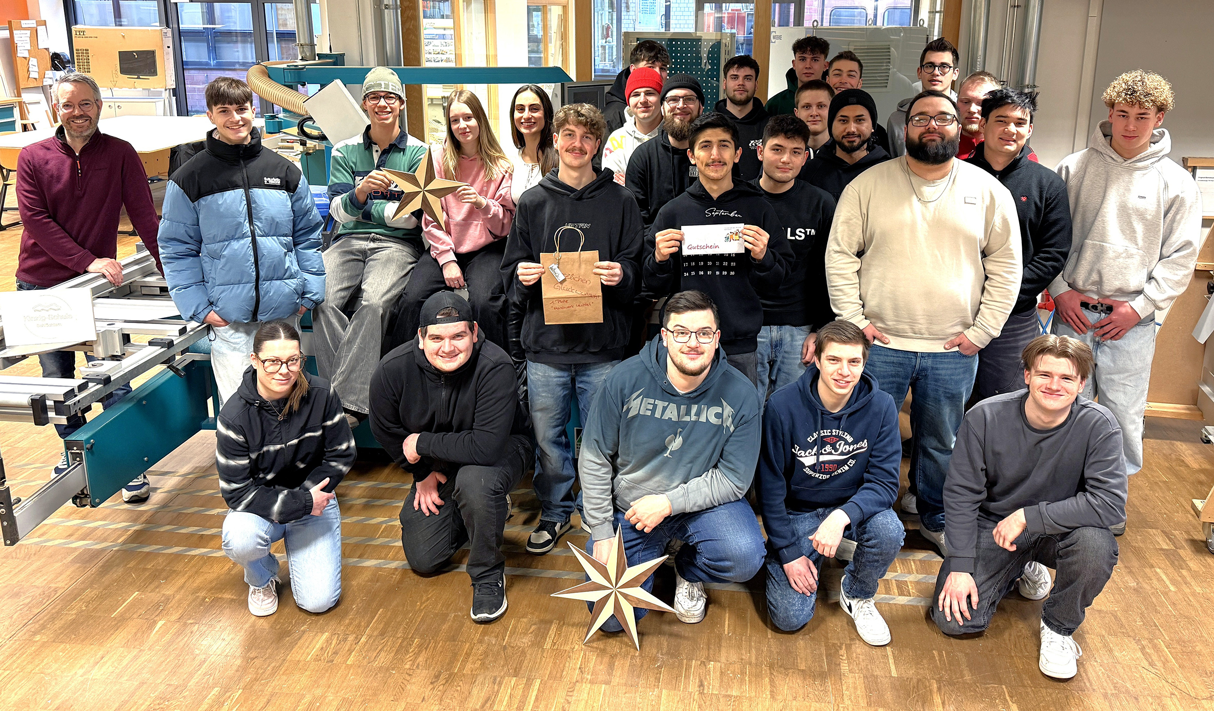 Werbung f&uuml;rs Handwerk: Die Tischler-Azubis freuen sich &uuml;ber ihre Auszeichnung als Publikumsliebling und ihren Gewinn. Foto: Kinzig-Schule Schl&uuml;chtern