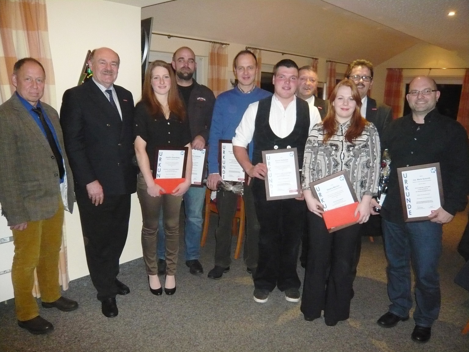 Ehrungen (von links): Joachim Wagner, Klaus Repp, Josefin Eisenberg, Stefan Scheidt, Bernd Hergenr&ouml;der, Kevin Hofacker, Ottmar Hutzenlaub, Saskia Morian, Klaus Zeller und Mark Schmitt