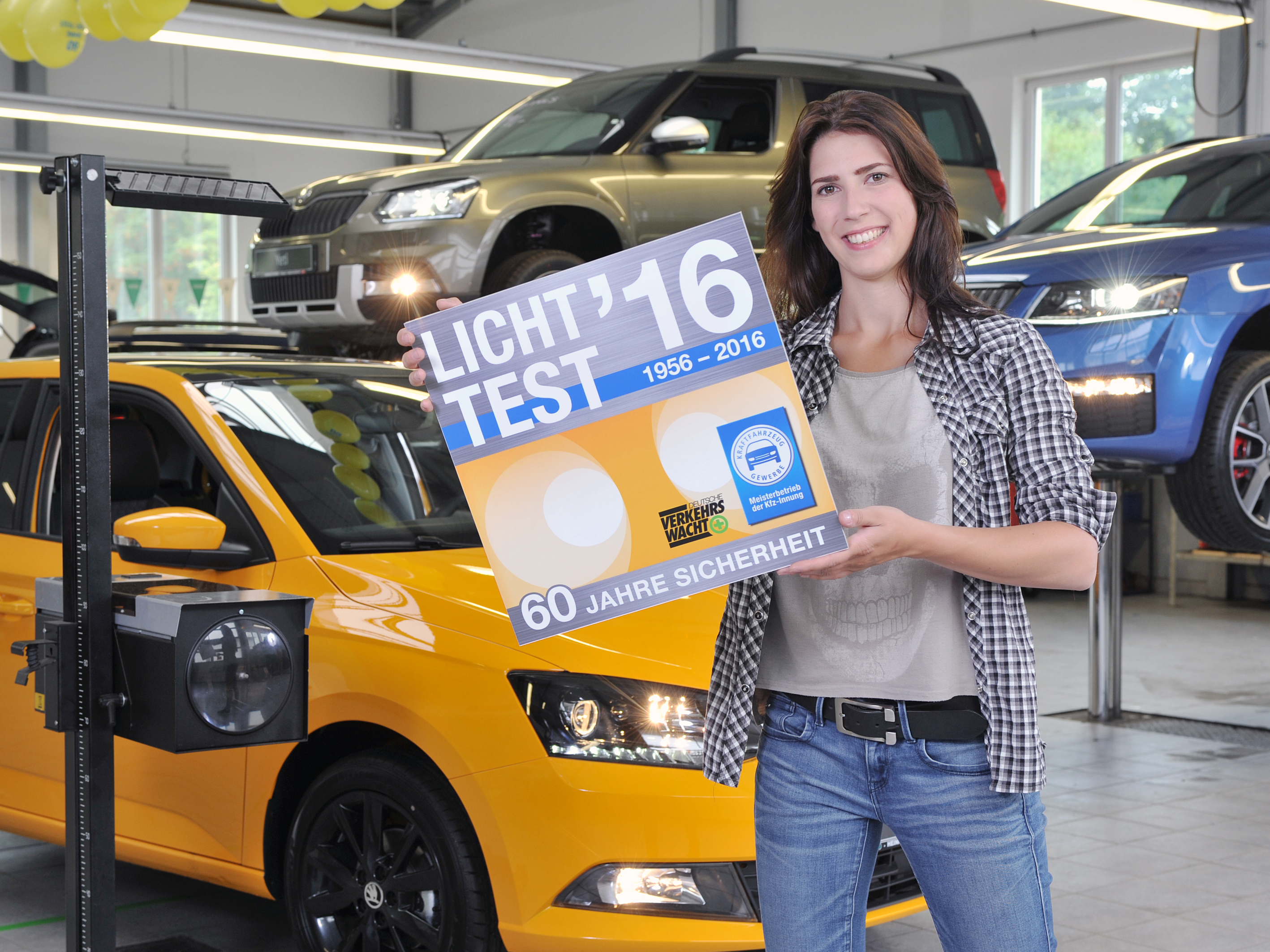 Die angehende Kfz-Meisterin Jasmin Koch aus Biebertal präsentiert den Licht-Test 2016.