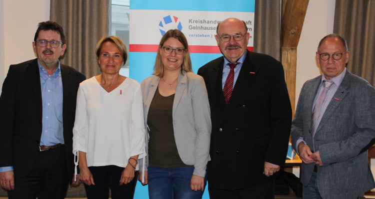 Eine neue Integrationslotsin wurde in der Mitgliederversammlung der Kreishandwerkerschaft vorgestellt (von links): Klaus Zeller, Esther Hummel, Anja Kloos, Klaus Repp und Joachim Wagner. Foto: Fritz Christ. Eine neue Integrationslotsin wurde in der Mitgliederversammlung der Kreishandwerkerschaft vorgestellt (von links): Klaus Zeller, Esther Hummel, Anja Kloos, Klaus Repp und Joachim Wagner. Foto: Fritz Christ.